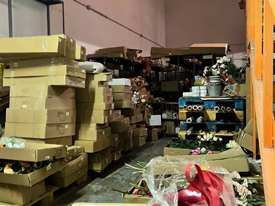 Immagine 6 di Magazzino in vendita  a Savona