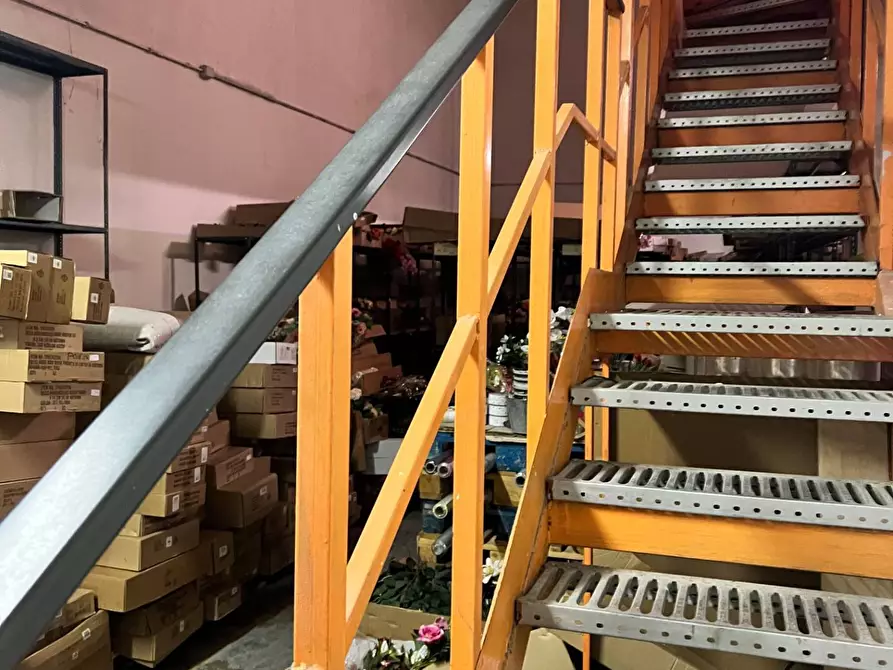 Immagine 8 di Magazzino in vendita  a Savona