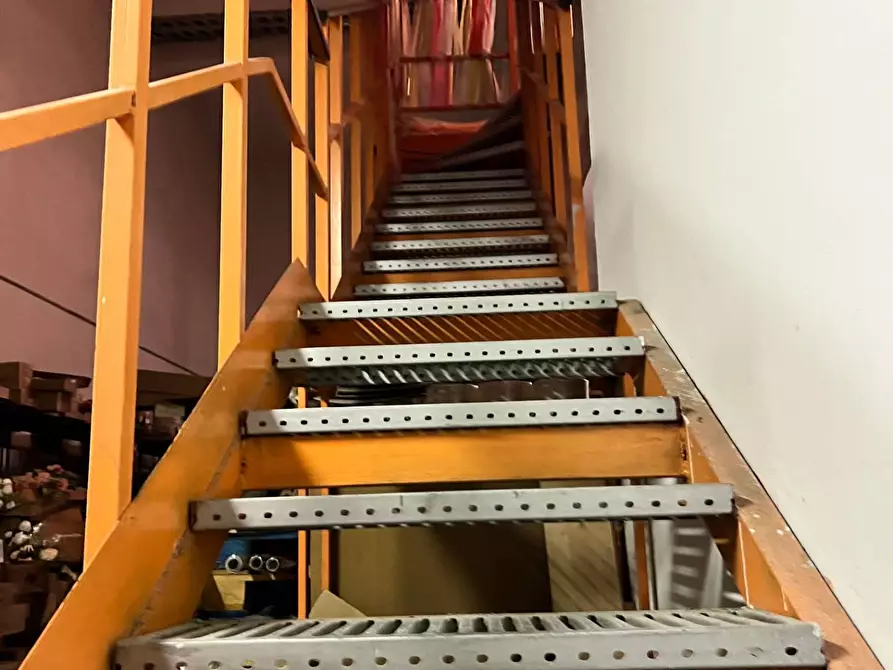 Immagine 9 di Magazzino in vendita  a Savona