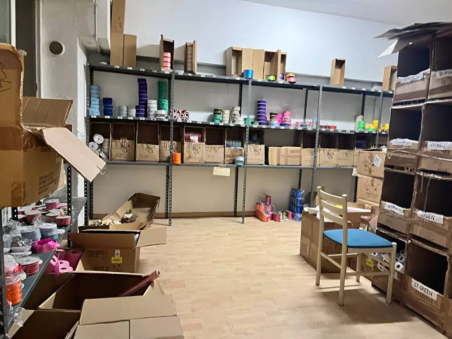 Immagine 11 di Magazzino in vendita  a Savona
