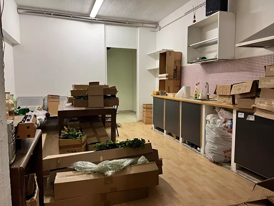 Immagine 12 di Magazzino in vendita  a Savona