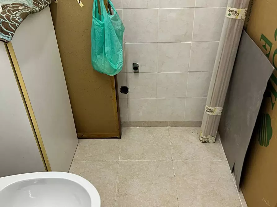 Immagine 16 di Magazzino in vendita  a Savona