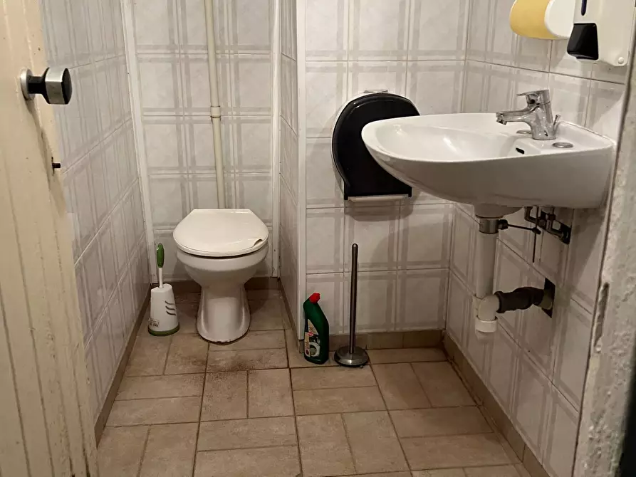 Immagine 18 di Magazzino in vendita  a Savona