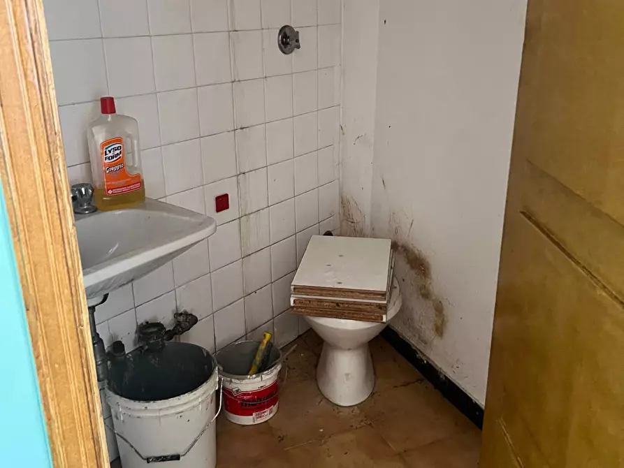 Immagine 17 di Locale commerciale in vendita  a Albisola Superiore
