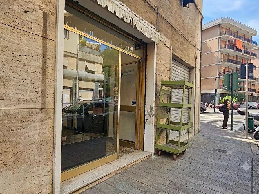 Immagine 1 di Locale commerciale in vendita  a Savona