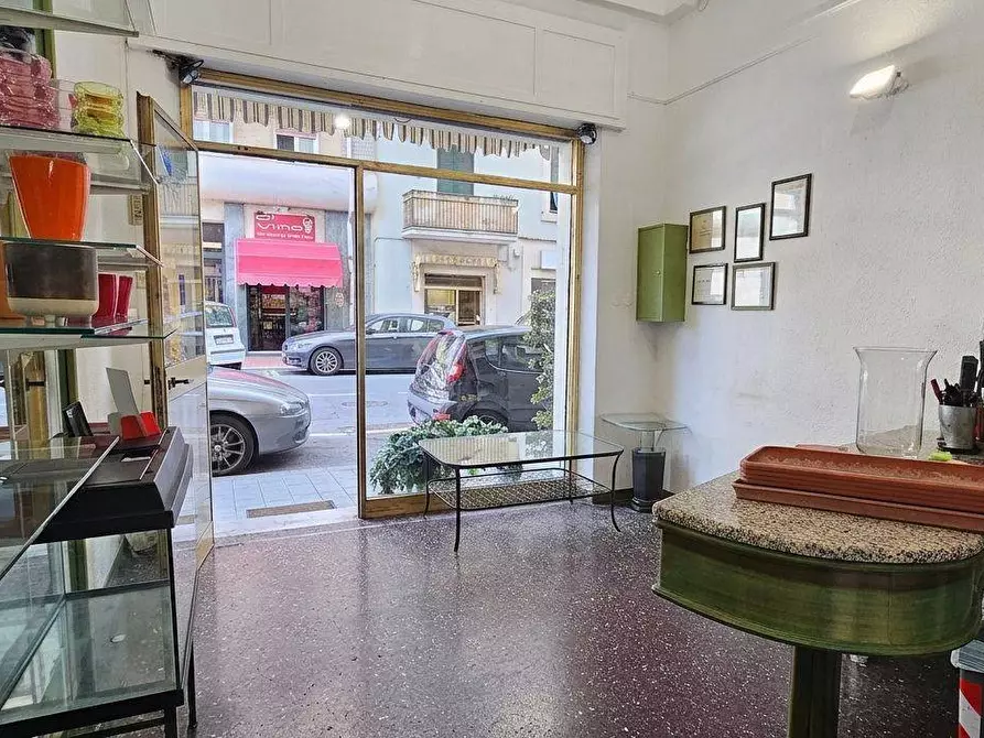 Immagine 2 di Locale commerciale in vendita  a Savona