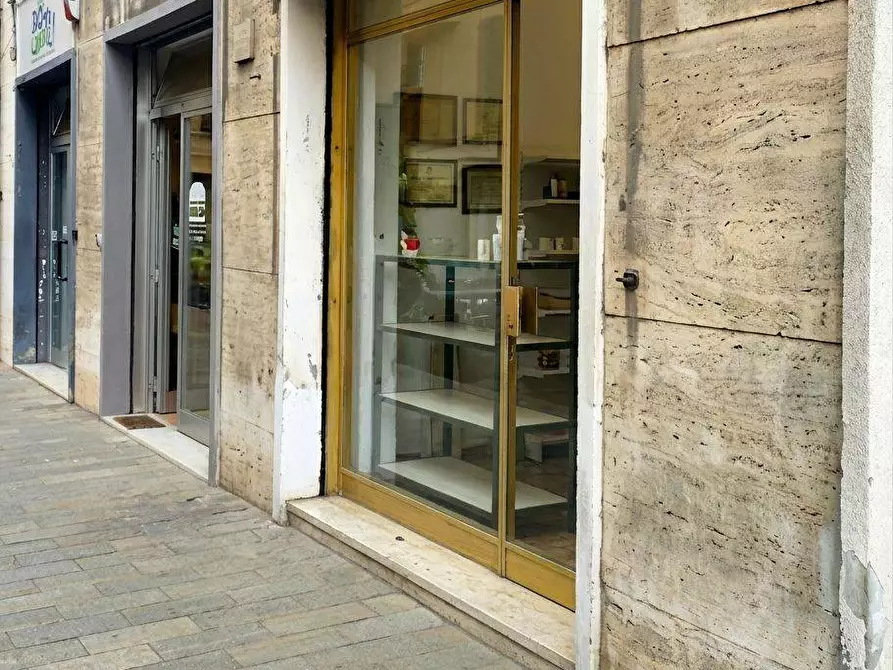 Immagine 3 di Locale commerciale in vendita  a Savona