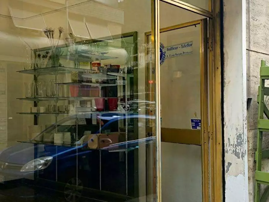 Immagine 4 di Locale commerciale in vendita  a Savona