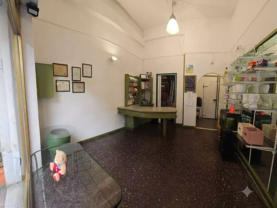 Immagine 6 di Locale commerciale in vendita  a Savona