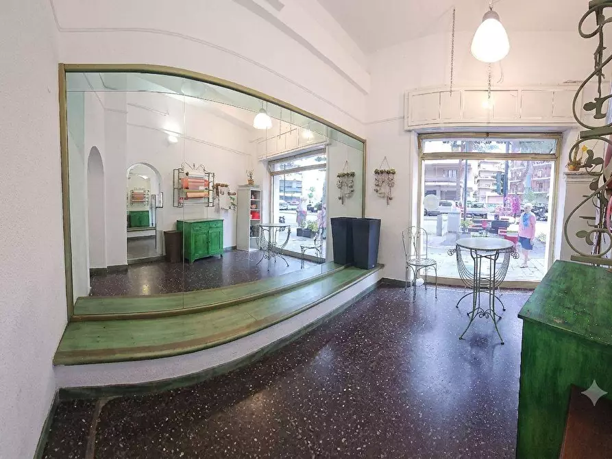 Immagine 7 di Locale commerciale in vendita  a Savona