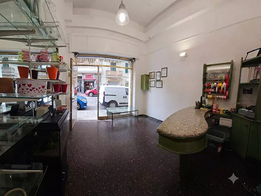 Immagine 8 di Locale commerciale in vendita  a Savona
