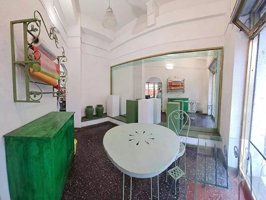 Immagine 9 di Locale commerciale in vendita  a Savona