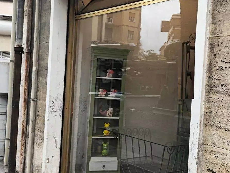 Immagine 11 di Locale commerciale in vendita  a Savona