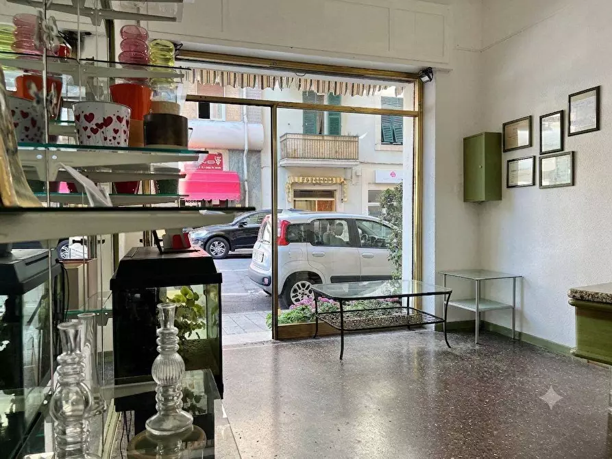 Immagine 12 di Locale commerciale in vendita  a Savona