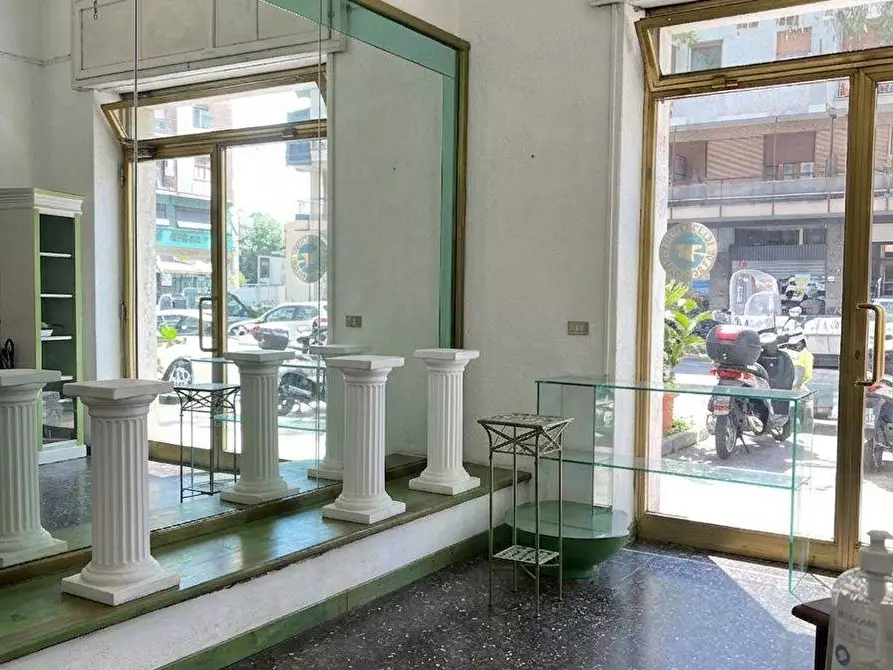 Immagine 13 di Locale commerciale in vendita  a Savona
