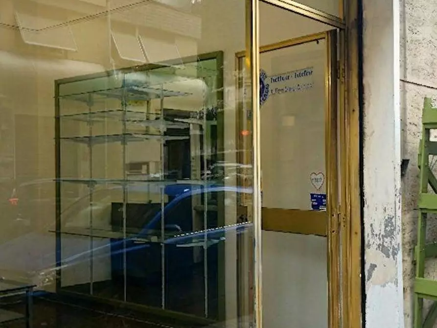 Immagine 14 di Locale commerciale in vendita  a Savona