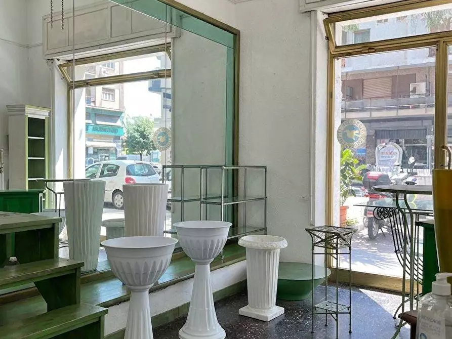 Immagine 15 di Locale commerciale in vendita  a Savona