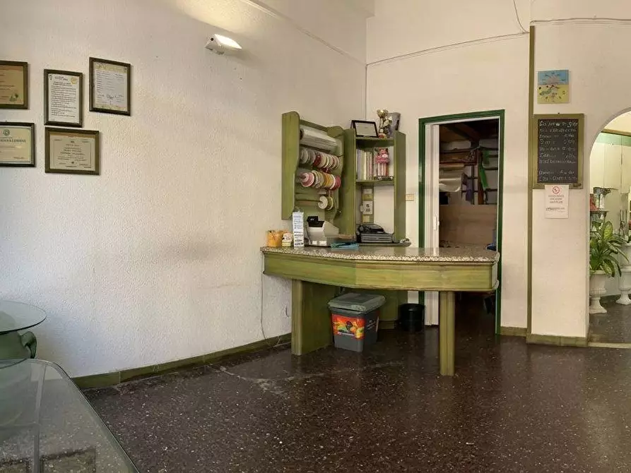 Immagine 16 di Locale commerciale in vendita  a Savona