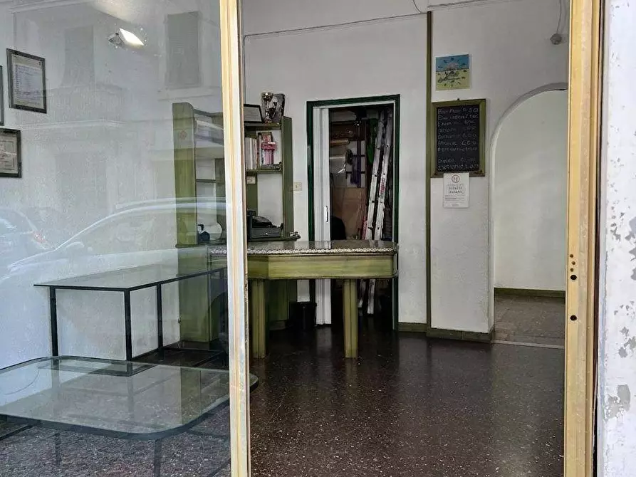 Immagine 17 di Locale commerciale in vendita  a Savona