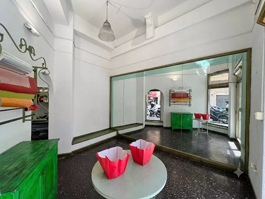 Immagine 19 di Locale commerciale in vendita  a Savona