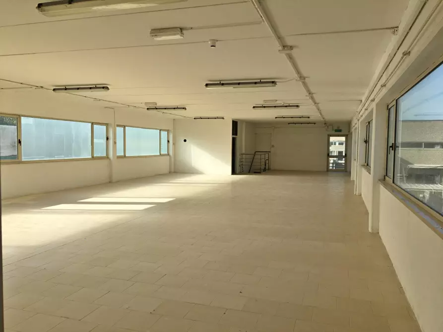 Immagine 3 di Magazzino in vendita  in via dei Metalmeccanici a Camaiore