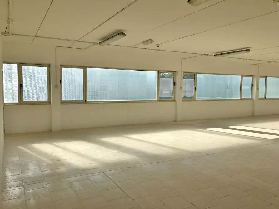 Immagine 9 di Magazzino in vendita  in via dei Metalmeccanici a Camaiore