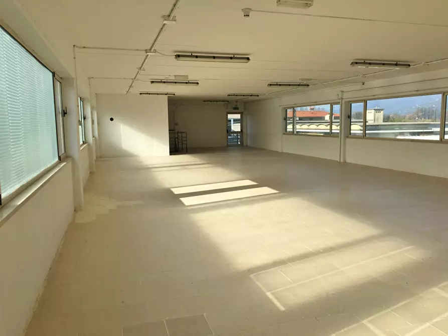 Immagine 8 di Magazzino in vendita  in via dei Metalmeccanici a Camaiore