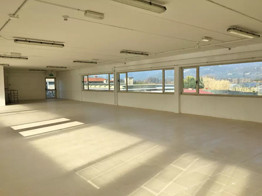 Immagine 7 di Magazzino in vendita  in via dei Metalmeccanici a Camaiore