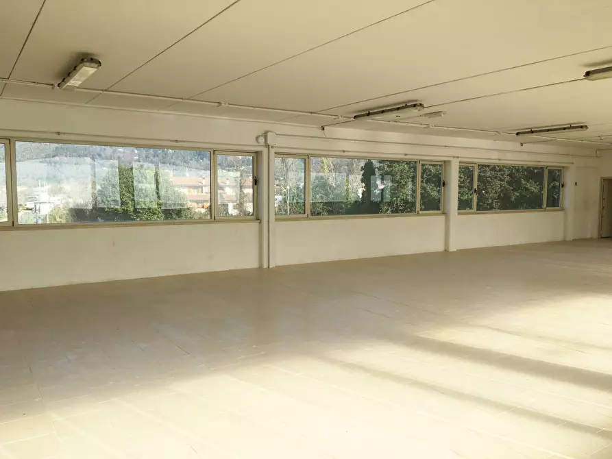Immagine 5 di Magazzino in vendita  in via dei Metalmeccanici a Camaiore