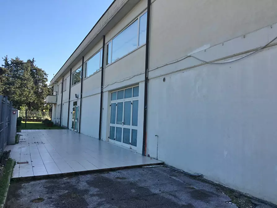 Immagine 4 di Magazzino in vendita  in via dei Metalmeccanici a Camaiore