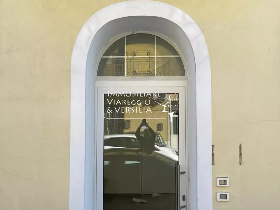 Immagine 10 di Capannone industriale in affitto  in via di Montramito 42 a Viareggio