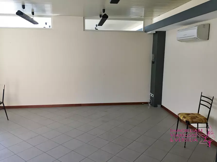 Immagine 13 di Magazzino in affitto  a Camaiore