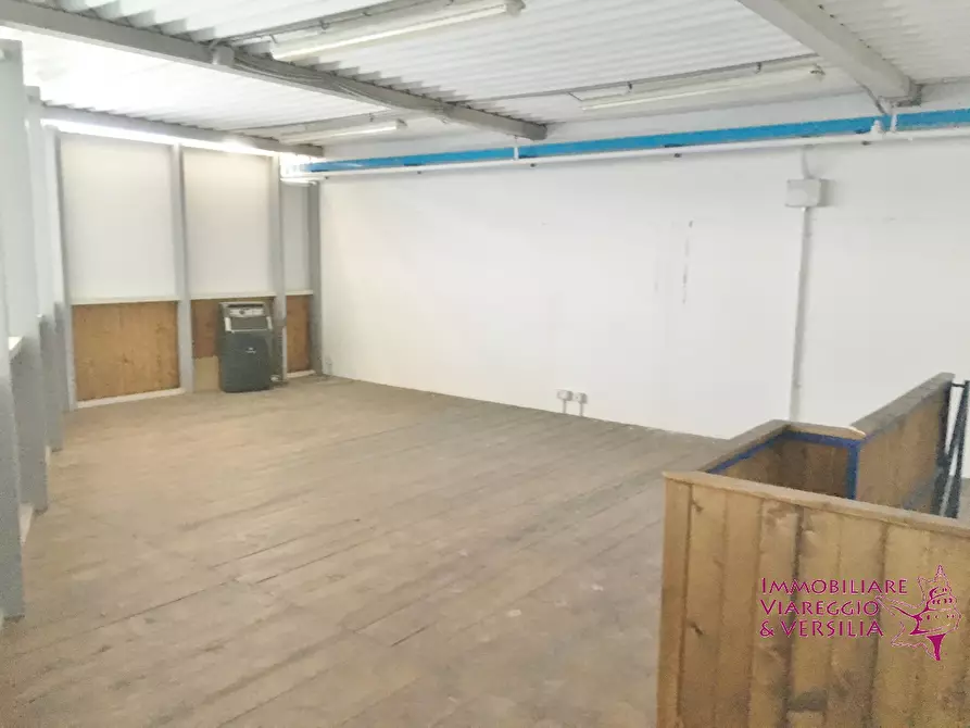 Immagine 18 di Magazzino in affitto  a Camaiore