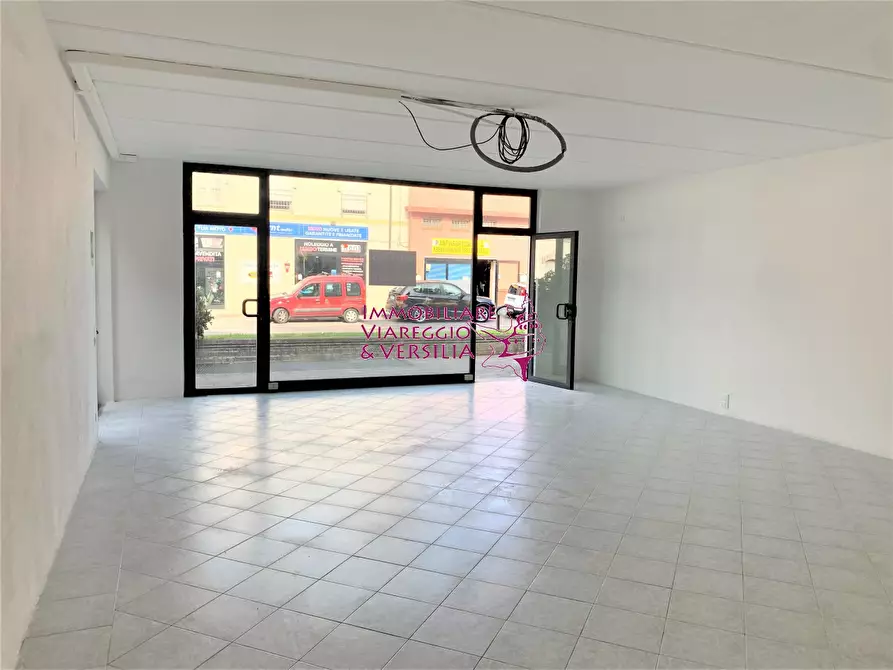 Immagine 6 di Negozio in vendita  in via aurelia Nord a Viareggio
