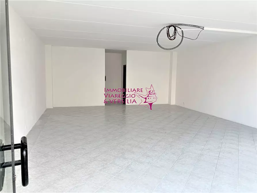 Immagine 7 di Negozio in vendita  in via aurelia Nord a Viareggio