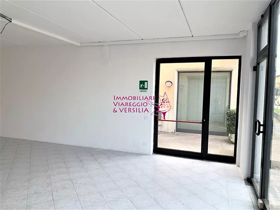 Immagine 8 di Negozio in vendita  in via aurelia Nord a Viareggio