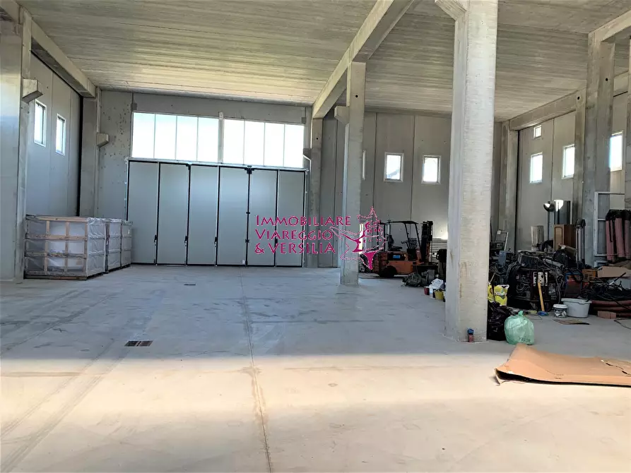Immagine 2 di Magazzino in vendita  in via dei Carpentieri 5 a Camaiore