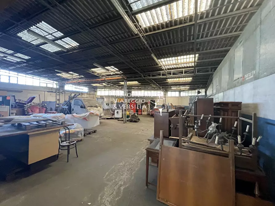 Immagine 2 di Magazzino in vendita  in via di Montramito a Viareggio