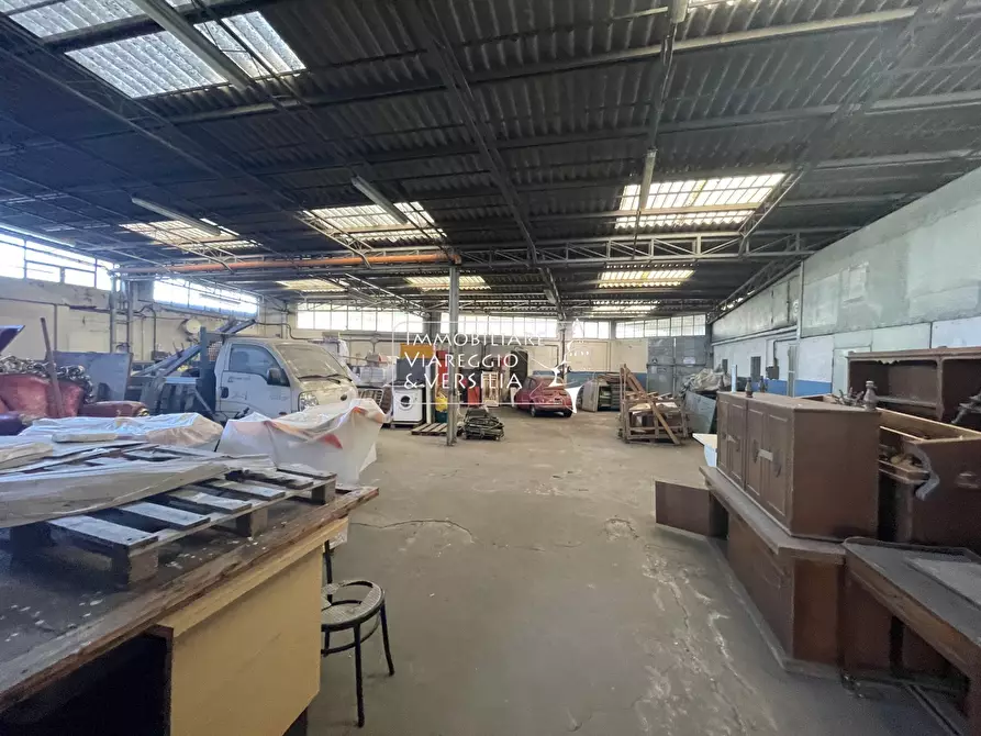 Immagine 3 di Magazzino in vendita  in via di Montramito a Viareggio