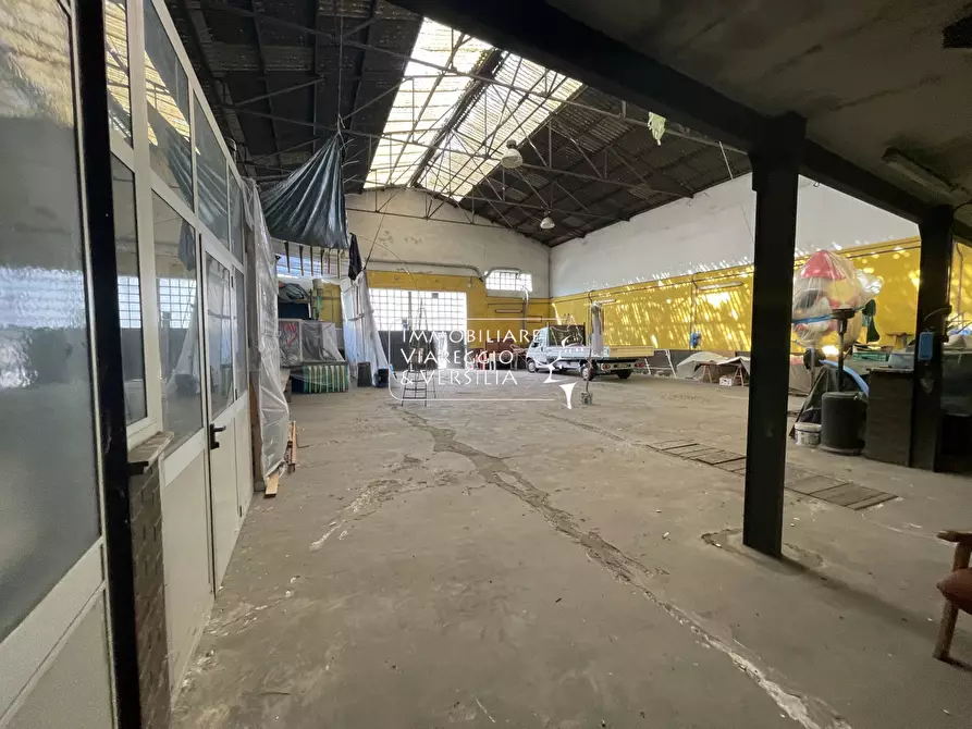 Immagine 4 di Magazzino in vendita  in via di Montramito a Viareggio