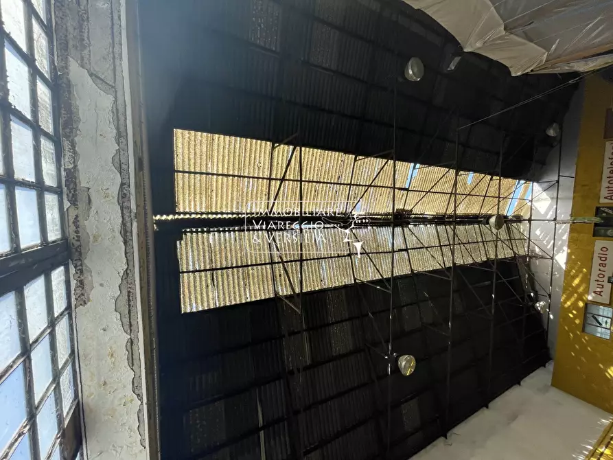 Immagine 7 di Magazzino in vendita  in via di Montramito a Viareggio