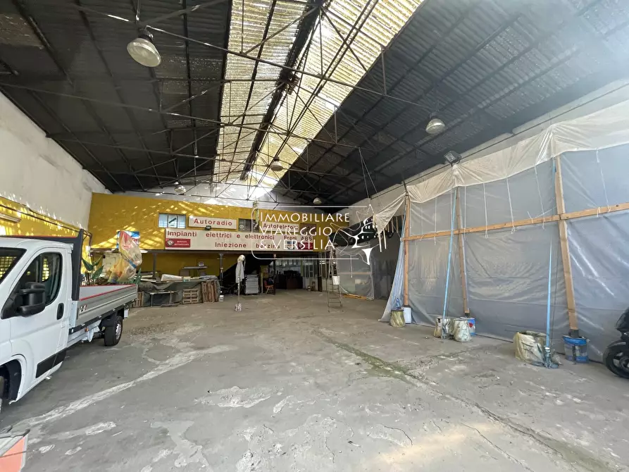 Immagine 9 di Magazzino in vendita  in via di Montramito a Viareggio