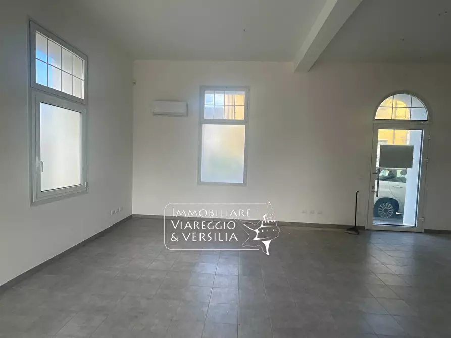 Immagine 4 di Capannone industriale in affitto  in via di Montramito 42 a Viareggio