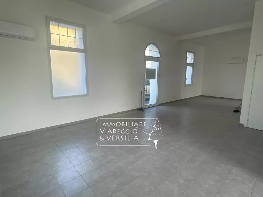 Immagine 11 di Capannone industriale in affitto  in via di Montramito 42 a Viareggio