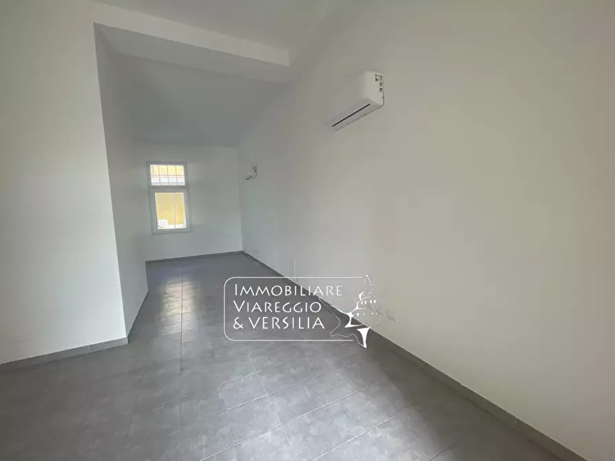 Immagine 15 di Capannone industriale in affitto  in via di Montramito 42 a Viareggio