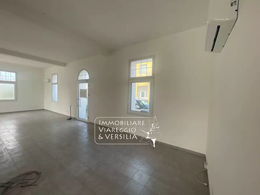 Immagine 1 di Capannone industriale in affitto  in via di Montramito 42 a Viareggio