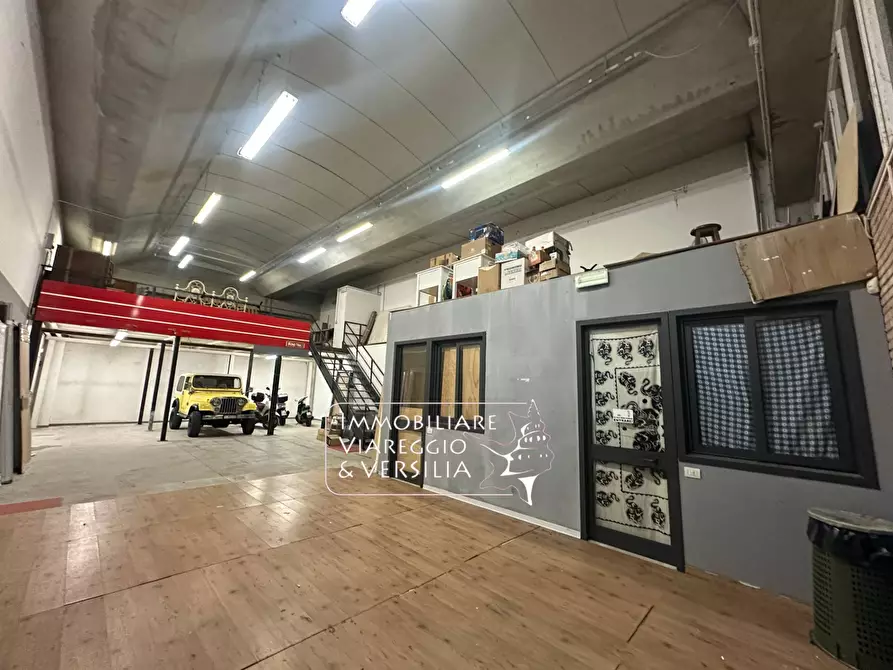 Immagine 1 di Magazzino in vendita  in vi delle Bocchette a Camaiore