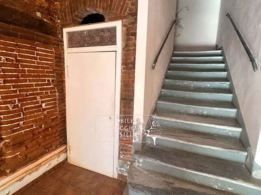 Immagine 5 di Appartamento in vendita  in via Stagio Stagi 30 a Pietrasanta