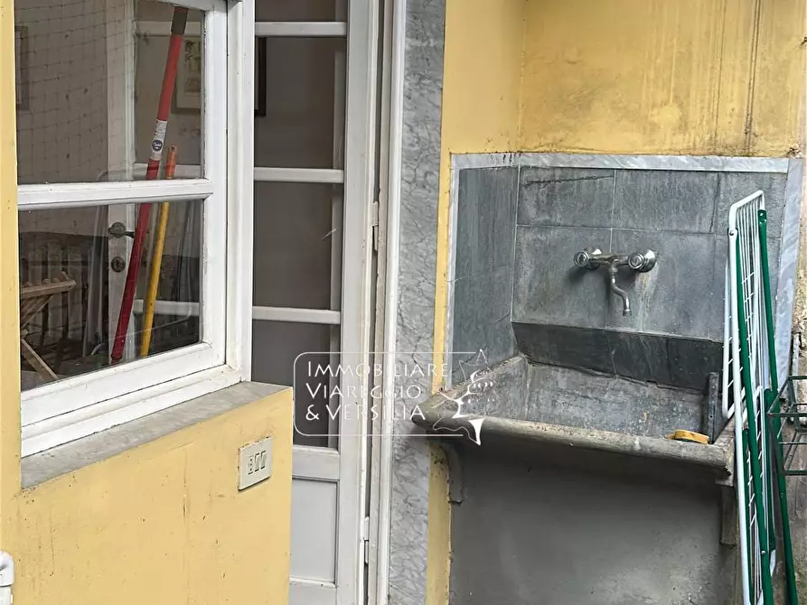 Immagine 9 di Appartamento in vendita  in via Stagio Stagi 30 a Pietrasanta