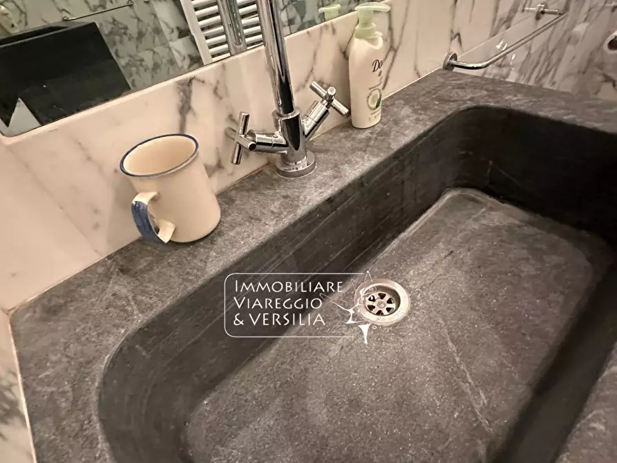 Immagine 37 di Appartamento in vendita  in via Stagio Stagi 30 a Pietrasanta